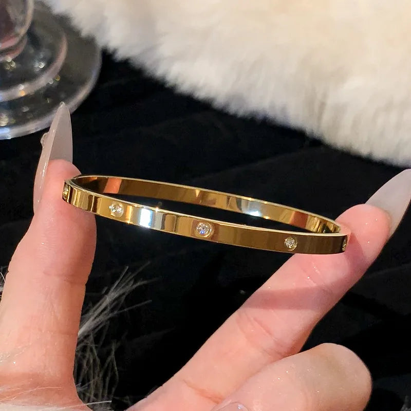 Elegant Gold-Plated Titanium Steel Bracelet with Zircon Inlay – Timeless Design for Everyday Wear

This beautifully crafted bracelet features durable titanium steel with a radiant gold-plated finish and delicate zircon inlays, offering a classic and minim