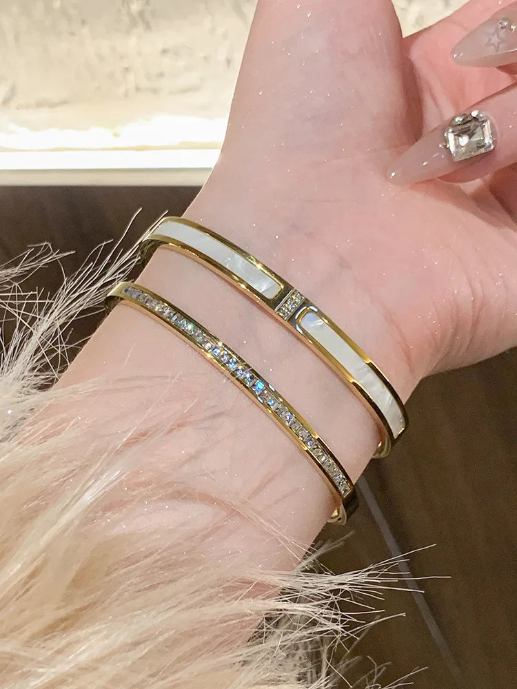 Elegant Gold-Plated Titanium Steel Bracelet with Zircon Inlay – Timeless Design for Everyday Wear

This beautifully crafted bracelet features durable titanium steel with a radiant gold-plated finish and delicate zircon inlays, offering a classic and minim